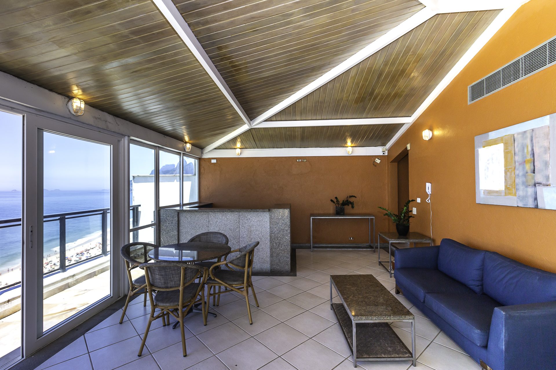 Sala do Apartamento 503 em Ipanema com vista para a praia e o Morro Dois Irmãos
